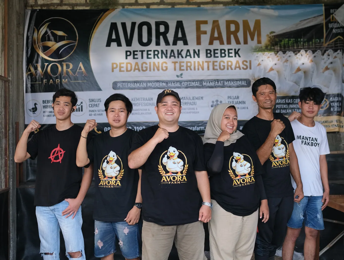 Tim Avora Farm di depan kandang peternakan bebek pedaging terintegrasi